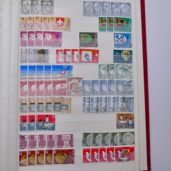 Lot de timbres de Suisse oblitérés en deux albums.