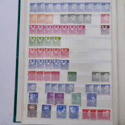 Lot de timbres de Suède oblitérés en un album.