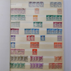 Lot de timbres d'Algérie - Madagascar oblitérés en un album.