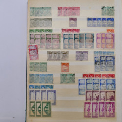 Lot de timbres d'Algérie - Madagascar oblitérés en un album.