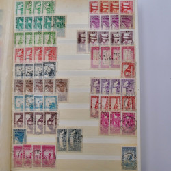 Lot de timbres d'Algérie - Madagascar oblitérés en un album.