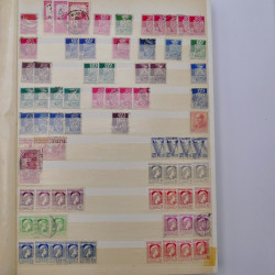 Lot de timbres d'Algérie - Madagascar oblitérés en un album.