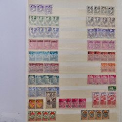 Lot de timbres d'Algérie - Madagascar oblitérés en un album.