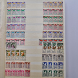 Lot de timbres d'Algérie - Madagascar oblitérés en un album.