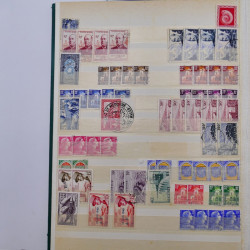 Lot de timbres d'Algérie - Madagascar oblitérés en un album.