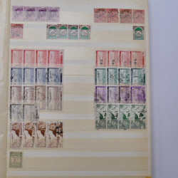 Lot de timbres d'Algérie - Madagascar oblitérés en un album.