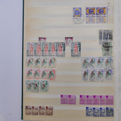 Lot de timbres d'Algérie - Madagascar oblitérés en un album.