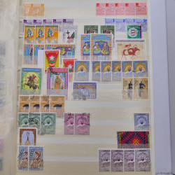 Lot de timbres d'Algérie - Madagascar oblitérés en un album.