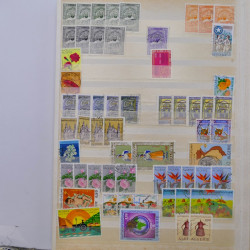 Lot de timbres d'Algérie - Madagascar oblitérés en un album.