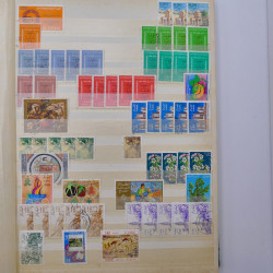 Lot de timbres d'Algérie - Madagascar oblitérés en un album.