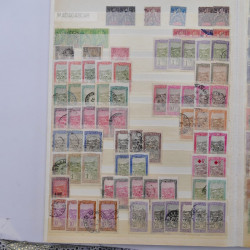 Lot de timbres d'Algérie - Madagascar oblitérés en un album.