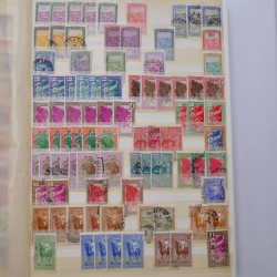 Lot de timbres d'Algérie - Madagascar oblitérés en un album.