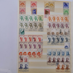 Lot de timbres d'Algérie - Madagascar oblitérés en un album.