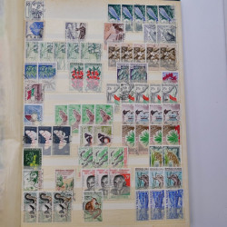 Lot de timbres d'Algérie - Madagascar oblitérés en un album.