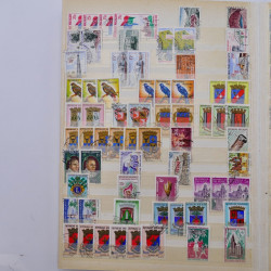 Lot de timbres d'Algérie - Madagascar oblitérés en un album.