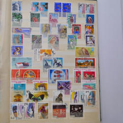 Lot de timbres d'Algérie - Madagascar oblitérés en un album.