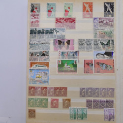 Lot de timbres d'Algérie - Madagascar oblitérés en un album.