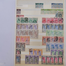 Lot de timbres d'Algérie - Madagascar oblitérés en un album.