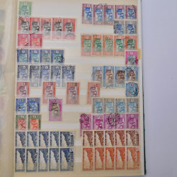 Lot de timbres d'Algérie - Madagascar oblitérés en un album.