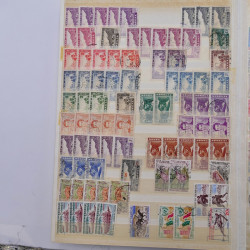 Lot de timbres d'Algérie - Madagascar oblitérés en un album.