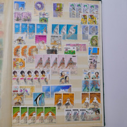 Lot de timbres d'Algérie - Madagascar oblitérés en un album.