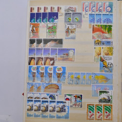 Lot de timbres d'Algérie - Madagascar oblitérés en un album.