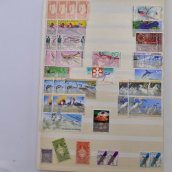 Lot de timbres d'Algérie - Madagascar oblitérés en un album.