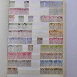 Lot de timbres de Pays-Bas oblitérés en un album.