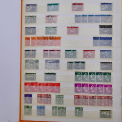 Lot de timbres de Pays-Bas oblitérés en un album.