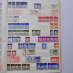 Lot de timbres de Pays-Bas oblitérés en un album.