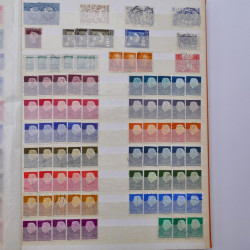 Lot de timbres de Pays-Bas oblitérés en un album.