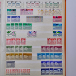 Lot de timbres de Pays-Bas oblitérés en un album.