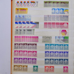 Lot de timbres de Pays-Bas oblitérés en un album.