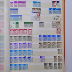 Lot de timbres de Pays-Bas oblitérés en un album.