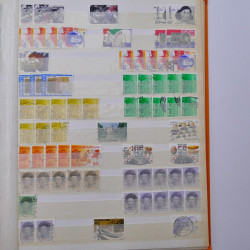 Lot de timbres de Pays-Bas oblitérés en un album.