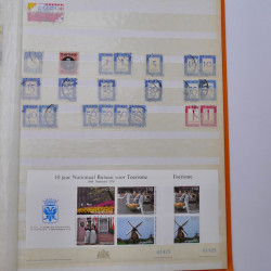 Lot de timbres de Pays-Bas oblitérés en un album.