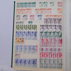 Lot de timbres de Canada neufs et oblitérés en un album