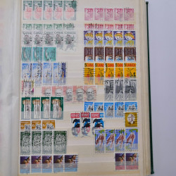 Lot de timbres de Canada neufs et oblitérés en un album