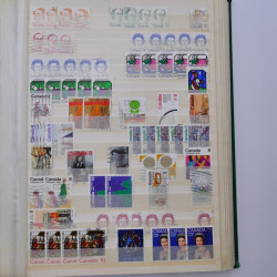 Lot de timbres de Canada neufs et oblitérés en un album