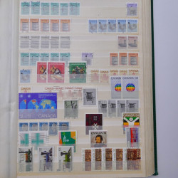 Lot de timbres de Canada neufs et oblitérés en un album