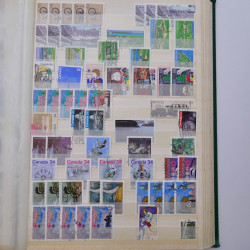 Lot de timbres de Canada neufs et oblitérés en un album