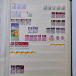 Lot de timbres de Canada neufs et oblitérés en un album