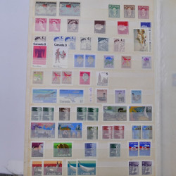 Lot de timbres de Canada neufs et oblitérés en un album