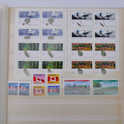 Lot de timbres de Canada neufs et oblitérés en un album