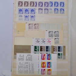 Lot de timbres de Canada neufs et oblitérés en un album