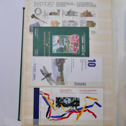 Lot de timbres de Canada neufs et oblitérés en un album