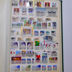Lot de timbres de Canada neufs et oblitérés en un album