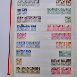 Lot de timbres d'Allemagne Reich neufs et oblitérés en un album.