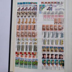Lot de timbres d'Etats-Unis oblitérés en un deux albums.