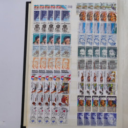 Lot de timbres d'Etats-Unis oblitérés en un deux albums.